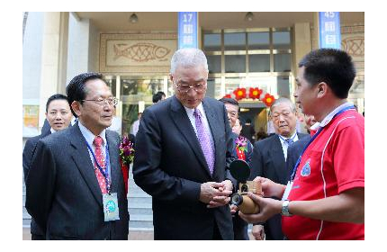 吳敦義副總統參加自來水節慶祝大會 光臨弓銓展示攤位 讚許:台灣好表讚